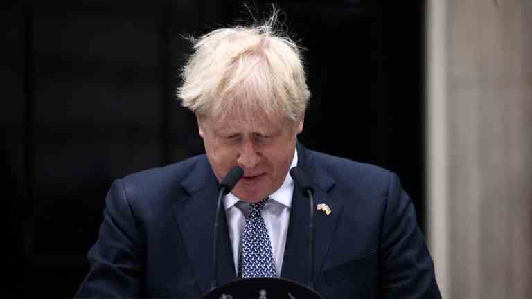Le Premier ministre britannique Boris Johnson marche alors qu'il fait une déclaration à Downing Street à Londres, Grande-Bretagne, le 7 juillet 2022.  REUTERS/Maja Smiejkowska
