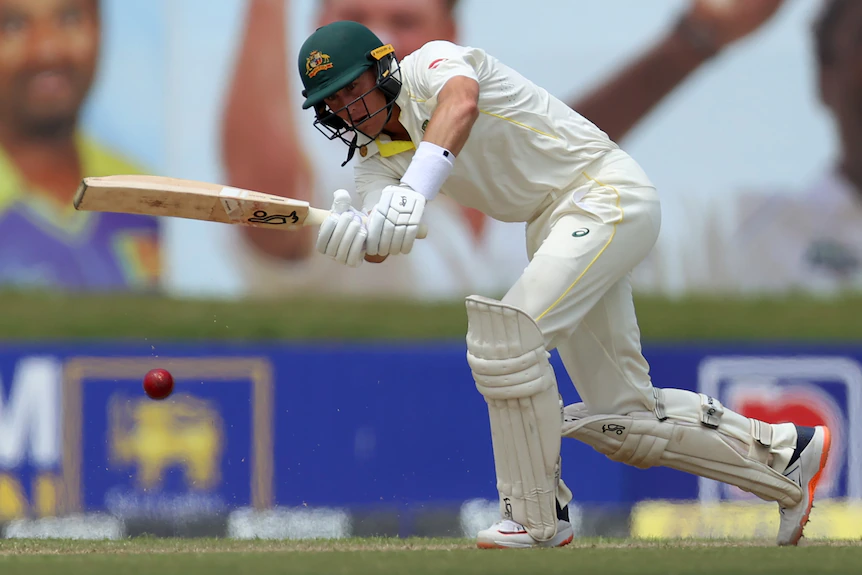 Un batteur australien joue une batte sur le côté de la jambe lors du deuxième test de cricket contre le Sri Lanka.