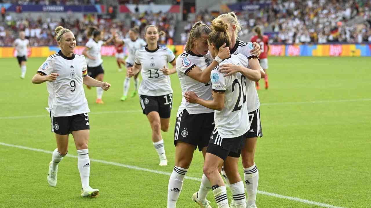 L'Allemagne applaudit après le 1-0 de Lina Magul.