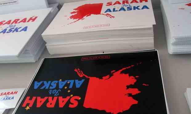Des affiches sont affichées au nouveau siège de la campagne de Sarah Palin à Anchorage.