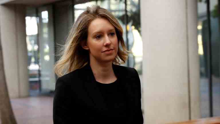 REFILE - ADD LAND Elizabeth Holmes, ancienne PDG de Theranos, arrive pour une audience devant un tribunal fédéral à San Jose, Californie, le 17 juillet 2019.  REUTERS/Stephen Lam
