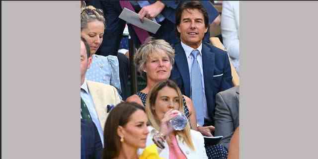 Kate, la duchesse de Cambridge (avant) et l'acteur américain Tom Cruise (arrière) assistent au match de tennis final du simple féminin entre Elena Rybakina du Kazakhstan et Ons Jabeur le treizième jour des championnats de Wimbledon 2022 au All England Tennis Club à Wimbledon, Sud À l'ouest de la Tunisie, partie de Londres, le 9 juillet 2022. 
