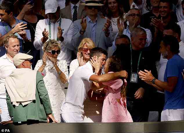 Novak Djokovic (au centre) embrasse sa femme Jelena Djokovic après avoir remporté la finale de Wimbledon