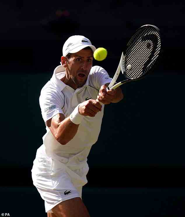 Novak Djokovic marque depuis la ligne de fond lors de sa victoire en quatre sets contre Nick Kyrgios en finale