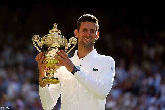 Novak Djokovic détient le trophée de Wimbledon après avoir battu Nick Kyrgios en finale