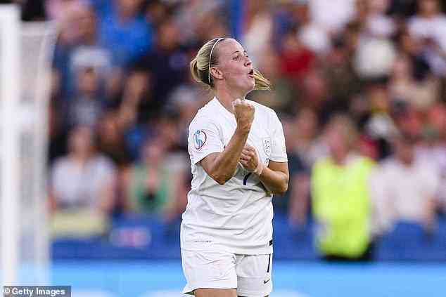 Beth Mead a réussi un triplé alors que l'Angleterre s'assurait sa place dans les huit derniers de l'Euro 2022