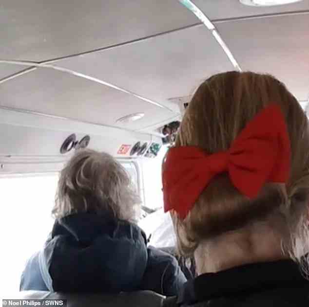 La vidéo montre l'intérieur de l'avion, qui peut transporter jusqu'à huit passagers et vole deux fois par jour avec Loganair
