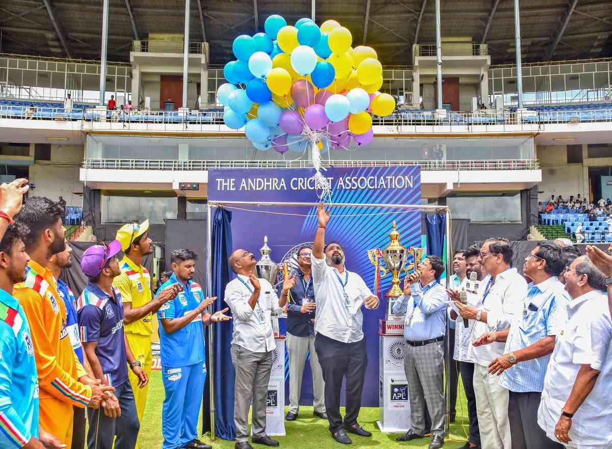 Le président de l'Association de cricket d'Andhra, Sarat Chandra Reddy, a lancé les ballons lors de l'inauguration de la première édition de l'Andhra Premier League (APL) au stade ACA VDCA à Visakhapatnam 