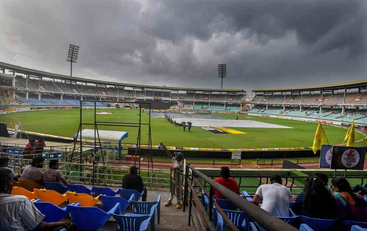 Des nuages ​​​​sombres menacent la première édition de l'Andhra Premier League (APL) au stade ACA VDCA à Visakhapatnam 