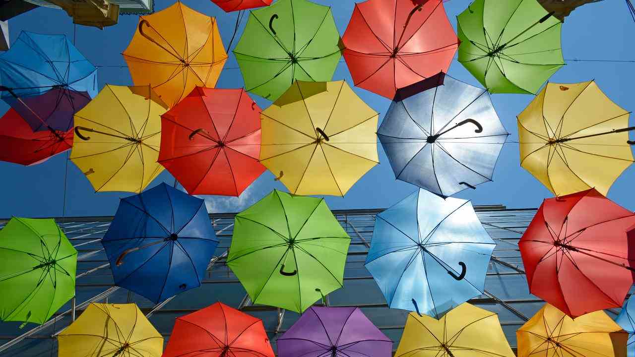 Un parasol vous protège du soleil si vous êtes bloqué sur une route sablonneuse sèche.