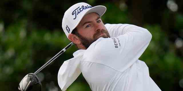 Cameron Young, des États-Unis, joue depuis le 3e tee lors du premier tour du championnat de golf British Open au Old Course de St Andrews, en Écosse, le jeudi 14 juillet 2022.