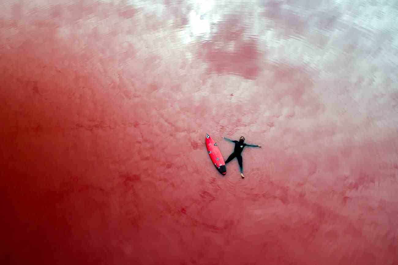 1657853157 592 Il a peut etre quelques vis desserrees le surfeur de dalles