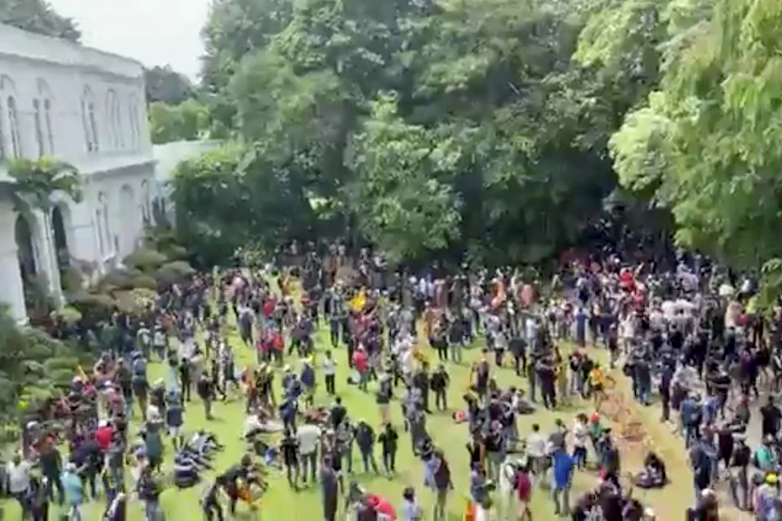 De grands groupes de manifestants se rassemblent sur la pelouse de la maison du président sri-lankais