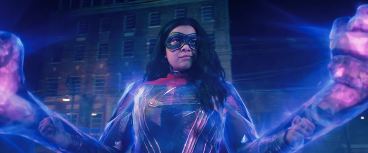 Kamala Khan recouvert d'une armure légère violette avec d'énormes poings dans Mme Marvel
