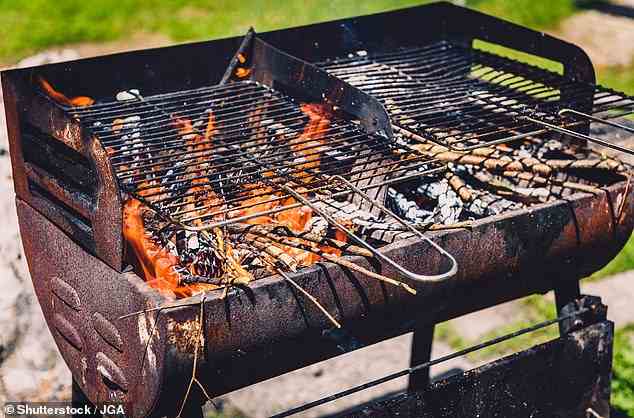 Bien qu'elles puissent être rebutantes, les grilles de cuisson sales ne présentent pas le même risque d'intoxication alimentaire que la viande qui n'est pas cuite correctement.