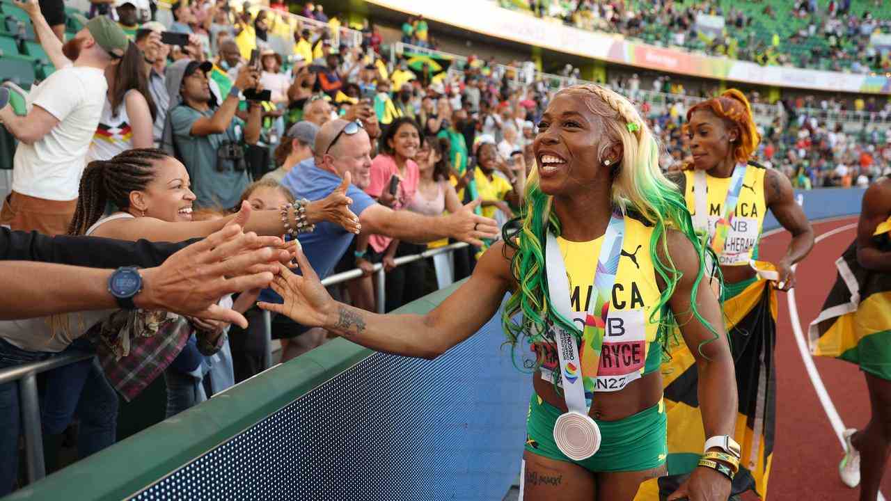 Shelly-Ann Fraser-Pryce avec sa médaille d'or.