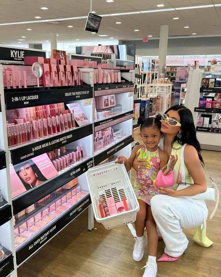 Kylie Jenner partage une photo d'elle et de sa fille Stormi sur Instagram.