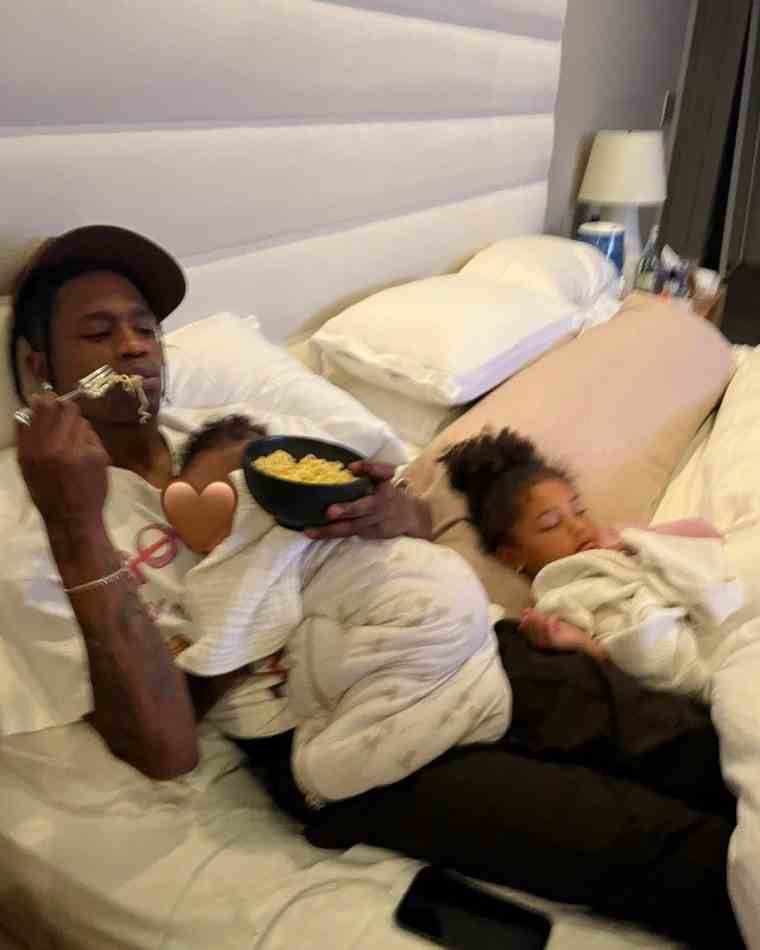 Kylie Jenner partage une photo de Travis Scott passant du temps avec ses enfants le jour de la fête des pères.