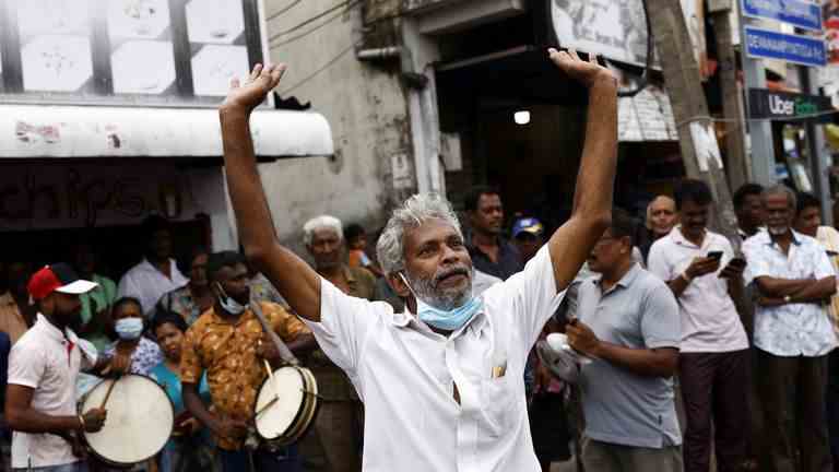 Les partisans célèbrent après que Ranil Wickremesinghe a été élu huitième président exécutif en vertu de la Constitution sri-lankaise 