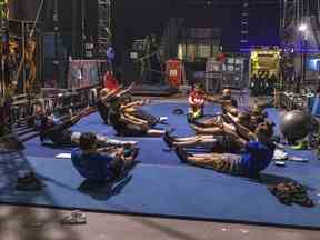 Les acteurs participent à un cours de Pilates pour s'échauffer.