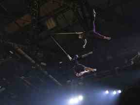 Les artistes d'Aerial Straps Alexis Trudel (à gauche) et Catherine Audy s'échauffent pendant la répétition.