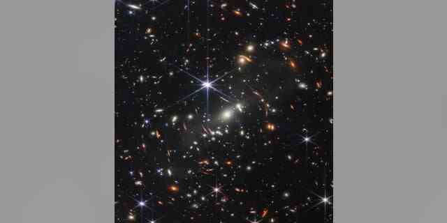 La première sortie du télescope spatial James Webb lundi montre des galaxies les unes autour des autres dont la lumière a été diffractée, ont déclaré des responsables de la NASA. 
