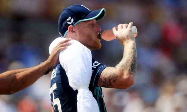 Une serviette de glace est utilisée pour refroidir Ben Stokes en Angleterre alors qu'il prend un verre pendant une pause dans le jeu en raison des températures élevées à Riverside dans l'ODI contre l'Afrique du Sud.