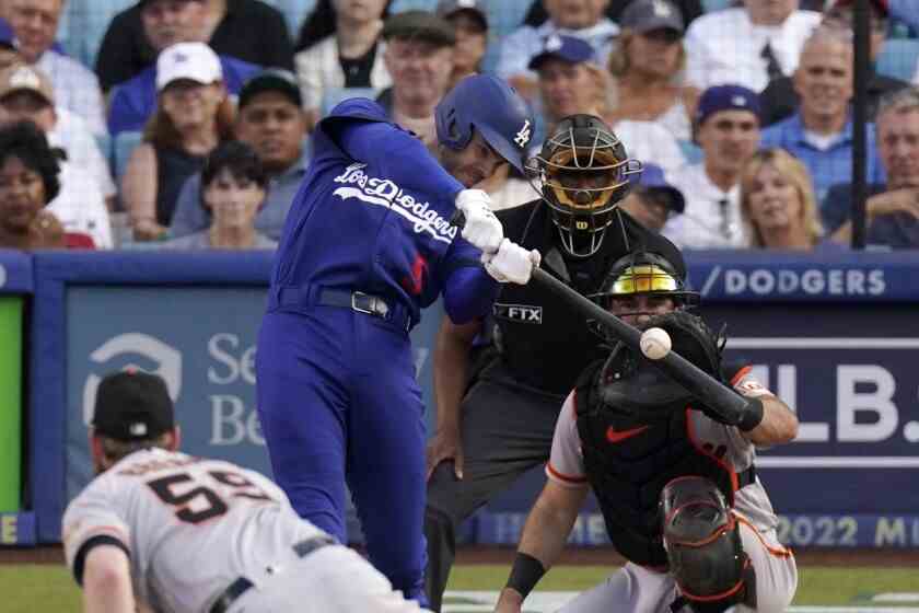Freddie Freeman des Dodgers affronte John Brebbia, lanceur de réserve des Giants, pour un coup de circuit en solo le 23 juillet 2022.