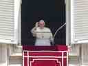 Le pape François récite la prière de l'Angélus de midi depuis la fenêtre de son studio donnant sur la place Saint-Pierre au Vatican, dimanche 3 juillet 2022.