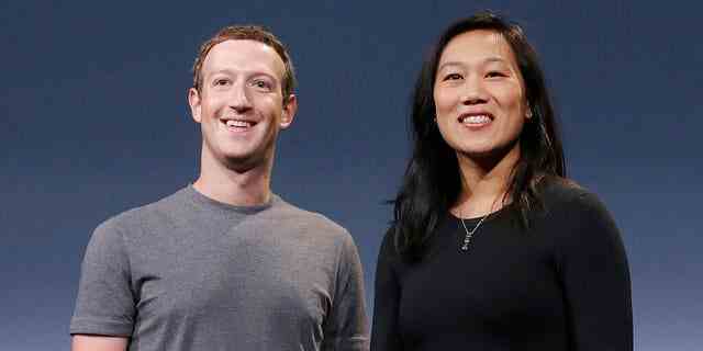 Le PDG de Facebook, Mark Zuckerberg, et sa femme Priscilla Chan sourient alors qu'ils se préparent à parler à San Francisco. 