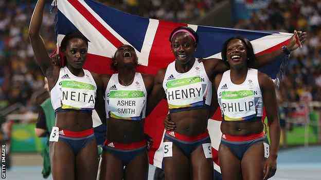 Henry et ses coéquipiers de Rio 2016 célèbrent leur médaille de bronze au relais 4x100m