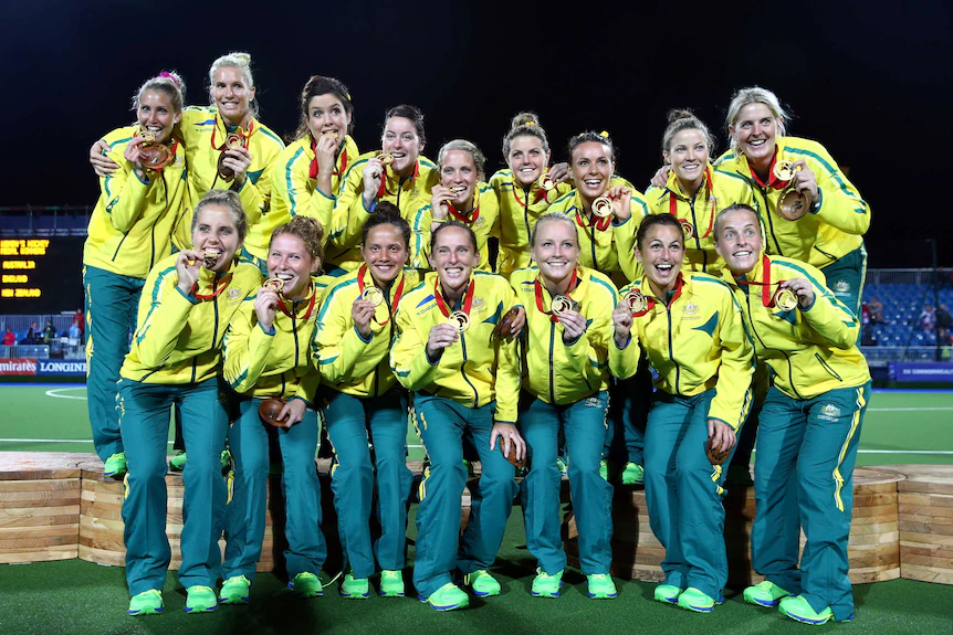 L'équipe féminine australienne de hockey sur glace monte sur le podium avec ses médailles d'or.