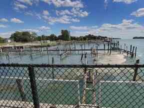 Les vestiges clôturés de l'ancienne marina de Duffy au sud du parc King's Navy Yard à Amherstburg sont exposés lundi.