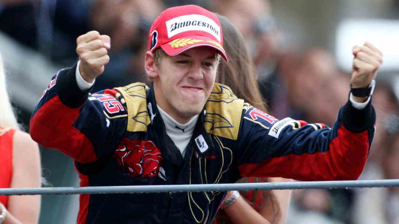 Une saison plus tard, Vettel a battu un autre record à Monza, en Italie, pour devenir le plus jeune vainqueur de Grand Prix au nom de Toro Rosso.  Il était également le plus jeune pilote à prendre le départ d'une course depuis la pole position ce jour-là.