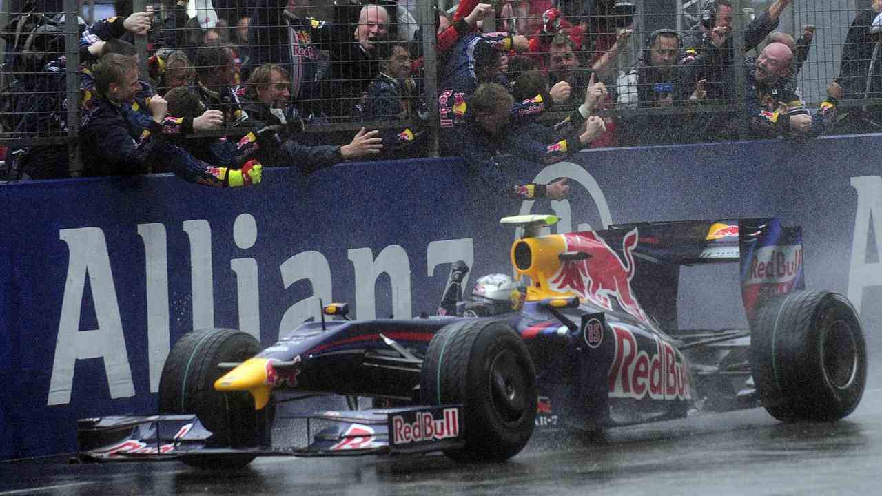 Red Bull a promu Vettel dans l'équipe mère en 2009.  Là, il n'a eu besoin que de trois courses pour décrocher sa première victoire.  Il a été le plus rapide sous une pluie battante au Grand Prix de Chine.