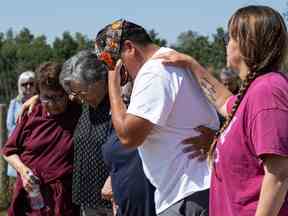 Le chef de la FSIN, Bobby Cameron, a pleuré son amie et collègue disparue Dawn Walker et leur fils Vincent Jansen avant de partir les soutenir au Chief Whitecap Park.  Photo prise à Saskatoon, Sask.  le jeudi 28 juillet 2022.