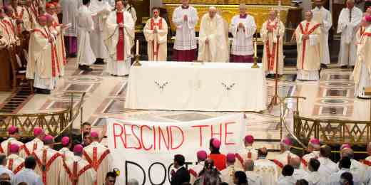 1659050333 184 Banniere de protestation autochtone a la messe du pape Francois