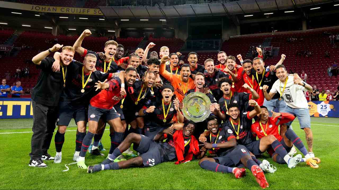Les joueurs du PSV célèbrent la victoire de l'échelle Johan Cruijff.