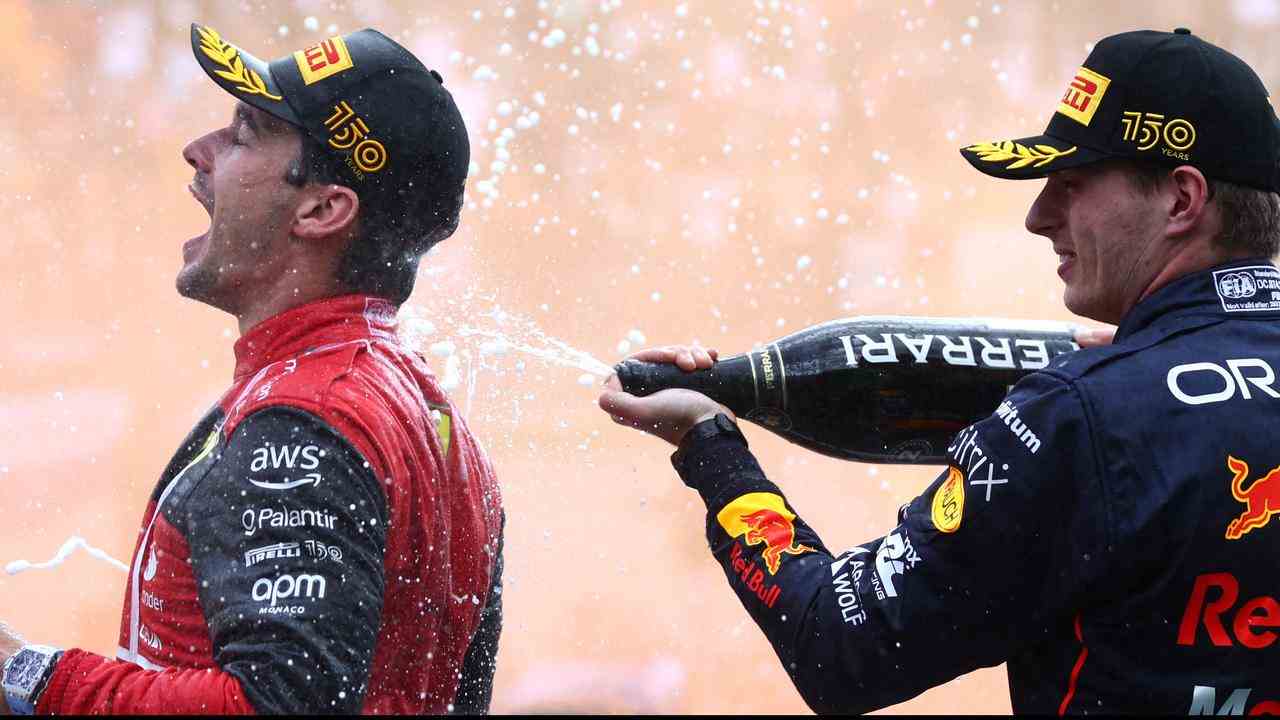 Max Verstappen asperge le vainqueur Charles Leclerc de champagne.