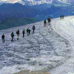 Au moins dix sept disparus apres la rupture mortelle dun glacier