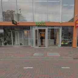 Cafe restaurant a la station Bijlmer Arena plein dimpacts de balles