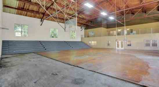 Cette maison a vendre est une salle de basket convertie