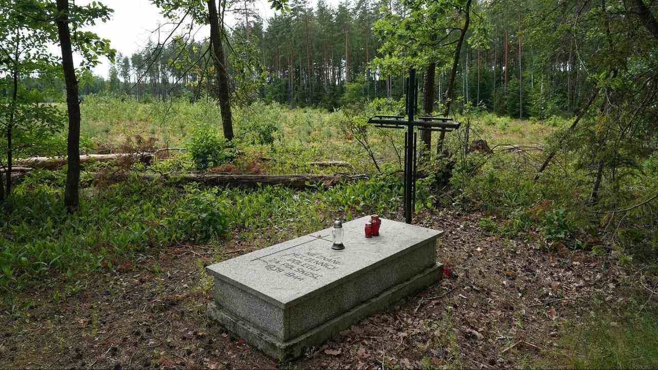 Une tombe symbolique pour les victimes a également été dévoilée lors de la conférence de presse de mercredi.