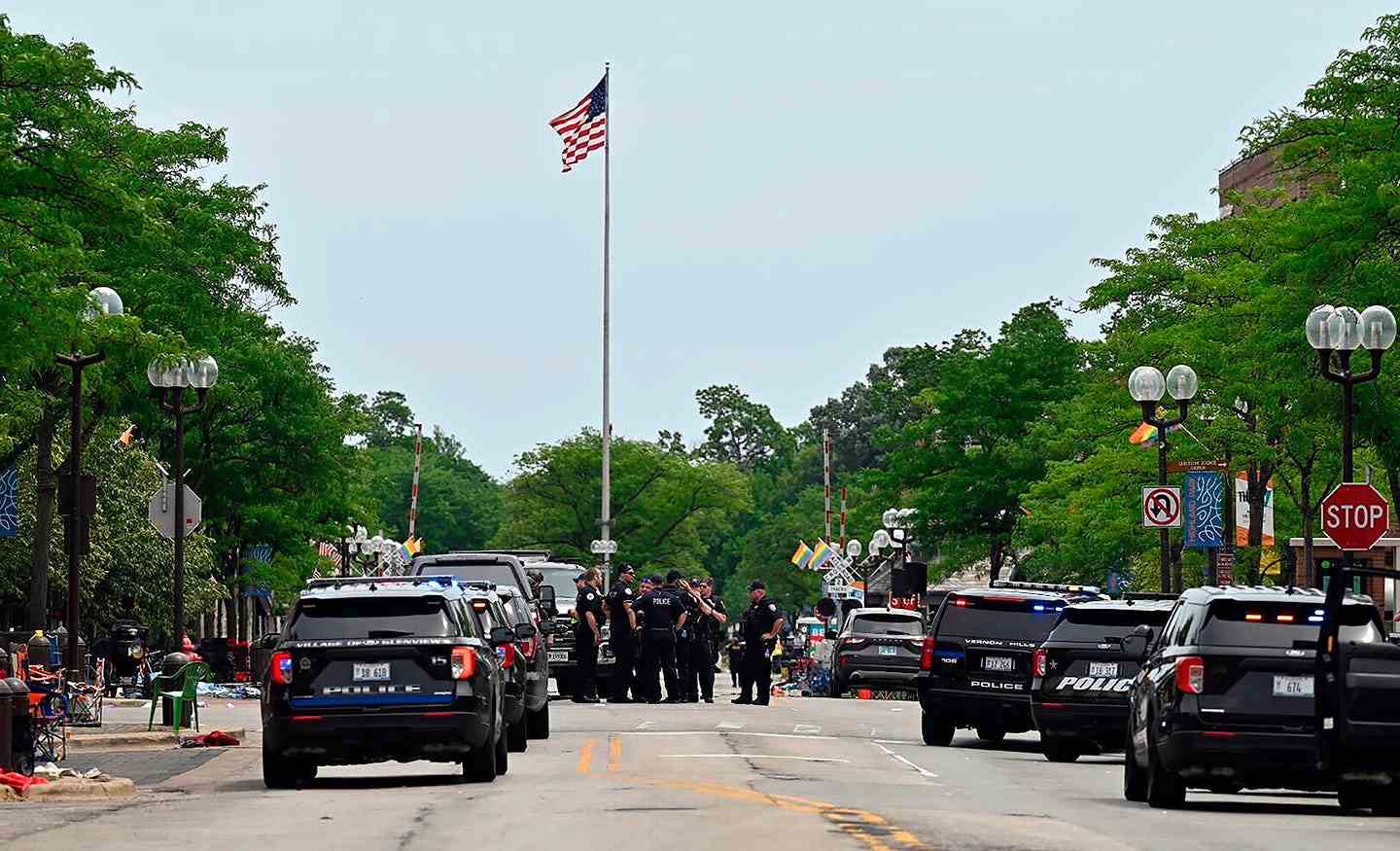 La police de plusieurs communautés a fouillé le centre-ville de Highland Park, dans l'Illinois, après la fusillade de masse lors d'un défilé le 4 juillet.