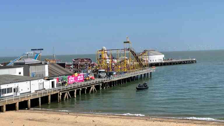 Un bateau flottant le long de la jetée de Clacton à Clacton-on-Sea, dans l'Essex, est porté disparu en mer et deux autres ont été transportés à l'hôpital après avoir été tirés de l'eau près de la jetée de Clacton dans l'Essex.  Les services d'urgence restent sur les lieux et une opération complète de recherche et de sauvetage est en cours pour localiser l'homme après que six personnes ont eu des ennuis au large.
