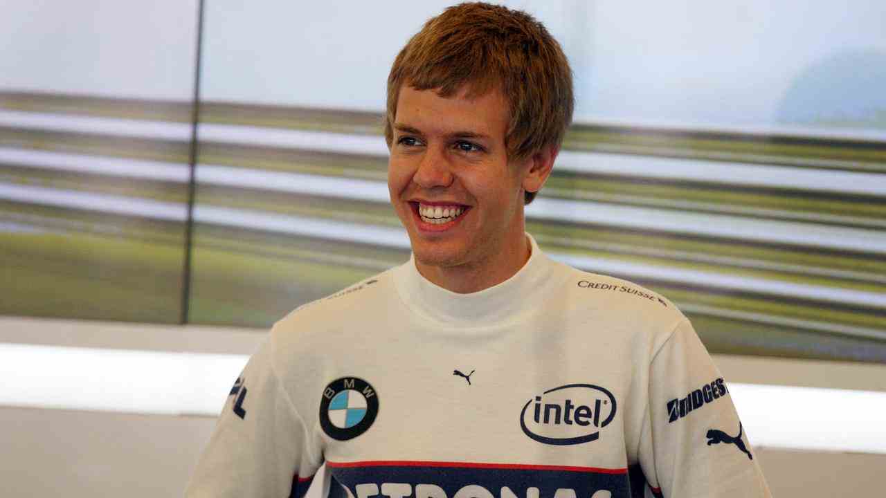 Sebastian Vettel a fait ses débuts en Formule 1 pour BMW Sauber en 2007 en remplacement de Robert Kubica.  Il s'est qualifié à la septième place et a terminé à la huitième place d'emblée dans les points.  À l'âge de dix-neuf ans, il était le plus jeune pilote à avoir jamais réussi cela.