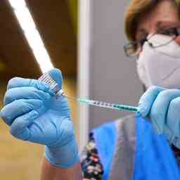 Des dizaines de personnes recoivent le vaccin contre la variole