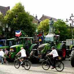 Des dizaines de tracteurs gares pres d Andre Rieu concert