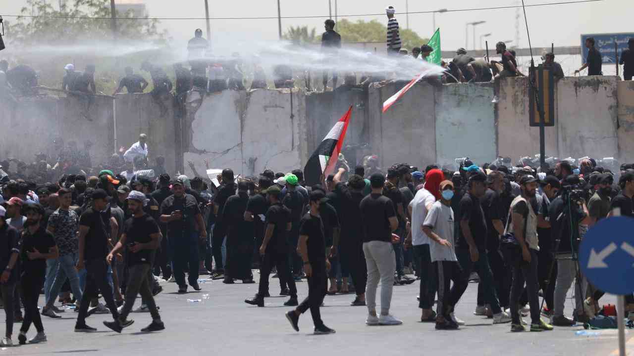 Les manifestants ont franchi les murs de la zone verte fortement gardée de Bagdad.