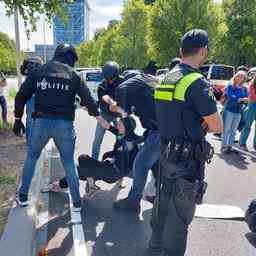 Des militants dExtinction Rebellion arretes apres avoir bloque Utrechtsebaan